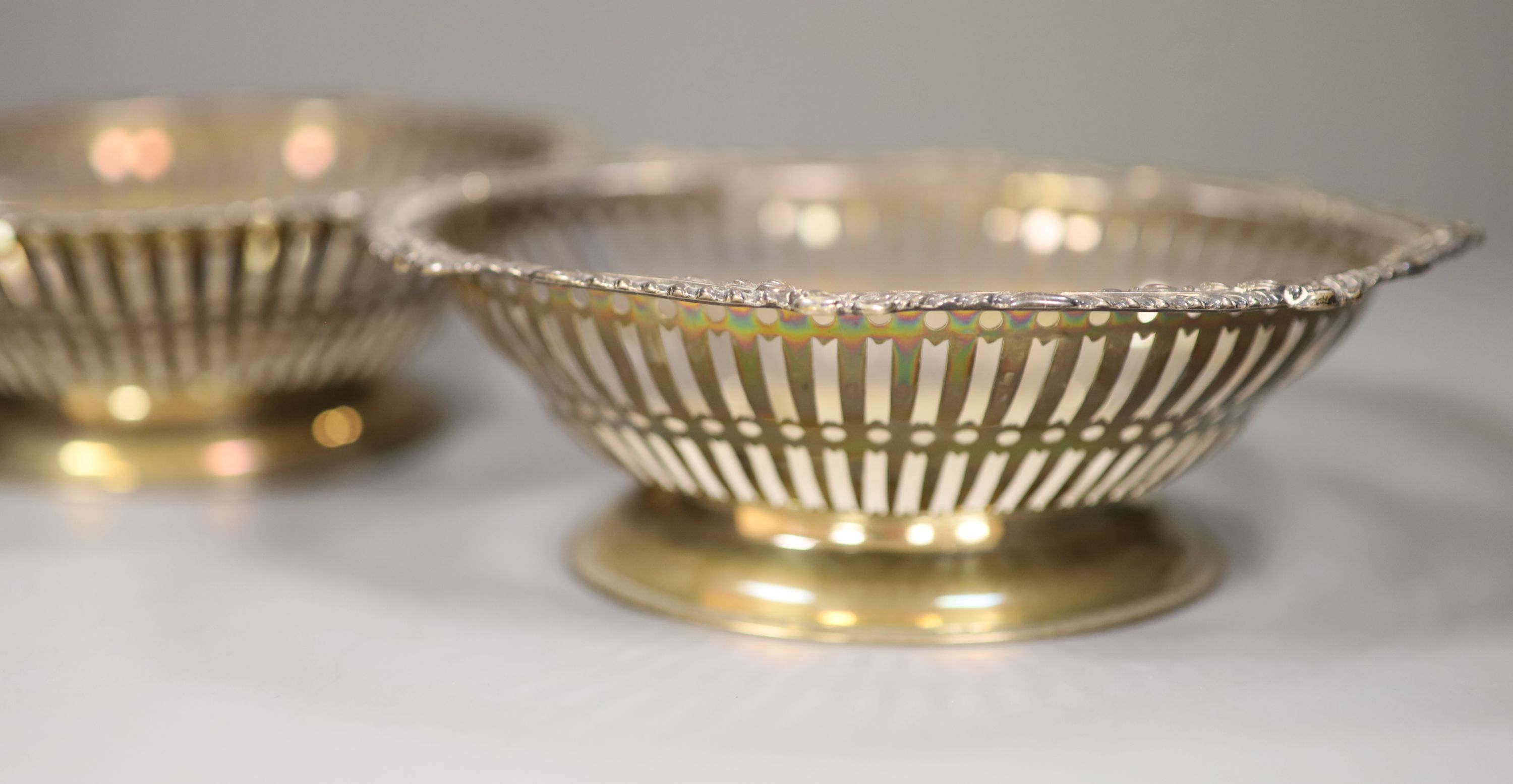 A pair of Edwardian pierced silver shallow bowls, Elkington & Co, Sheffield 1901, diameter 20.4cm, gross 20oz.